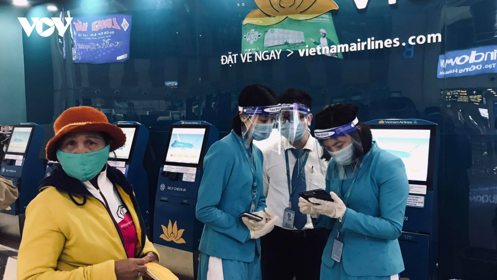 Hành khách phải chủ động khai báo y tế, tránh ùn tắc sân bay