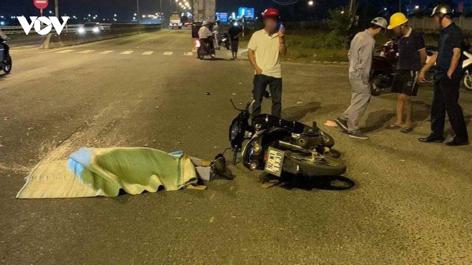 Va chạm với xe đầu kéo, người đàn ông tử vong thương tâm