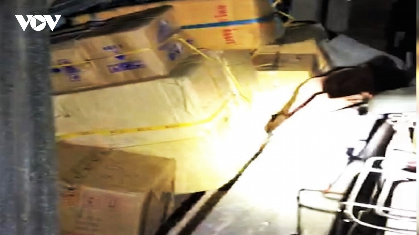 Thu giữ nhiều mỹ phẩm và thuốc lá ngoại nghi nhập lậu
