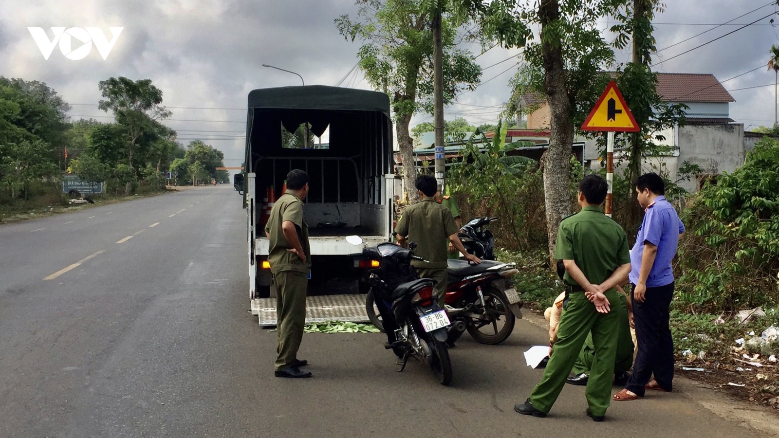 Hai thiếu niên tử vong sau khi tông vào gốc cây ven đường