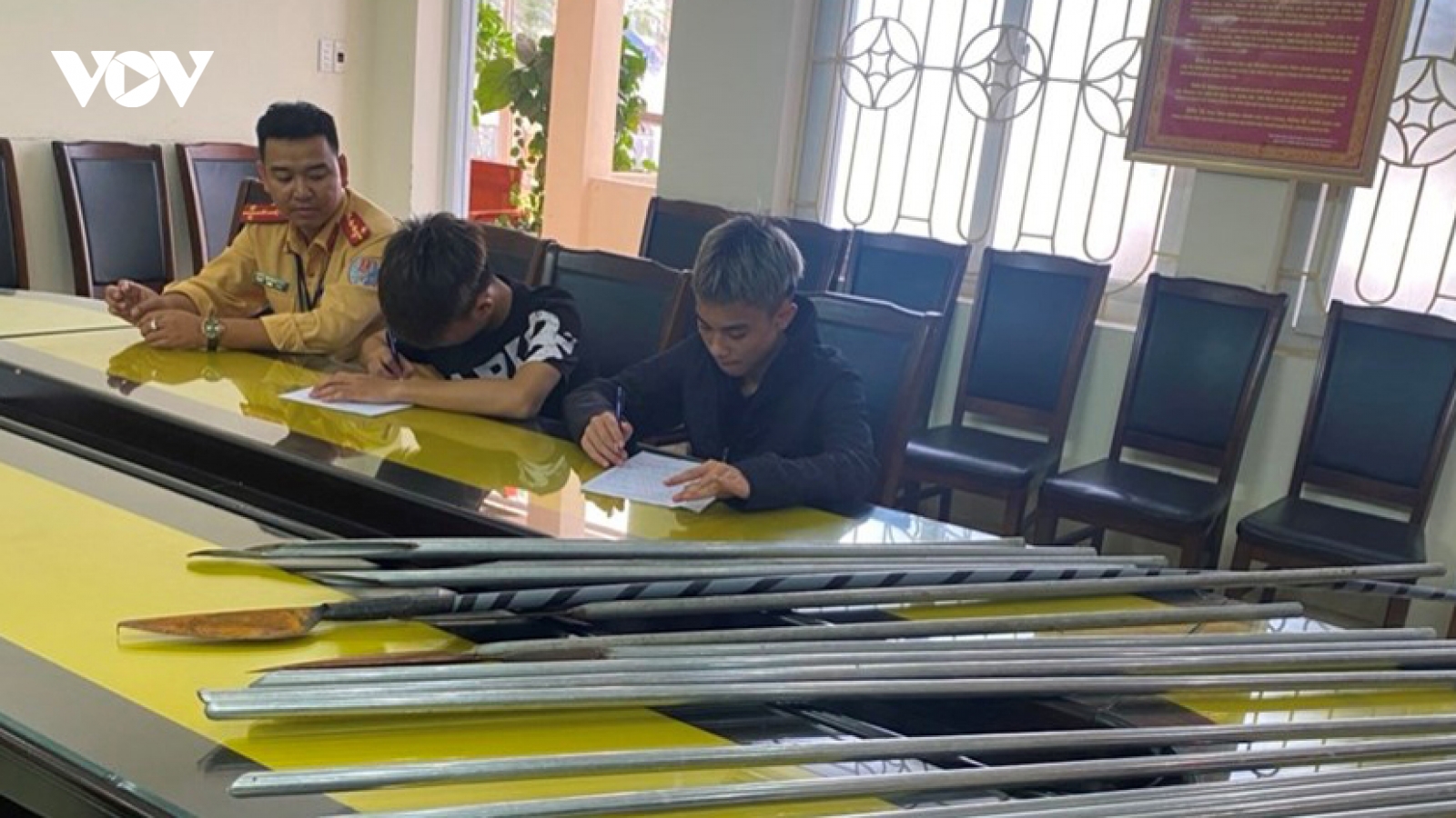 Mang hung khí đi giải quyết mâu thuẫn, gặp ngay cảnh sát