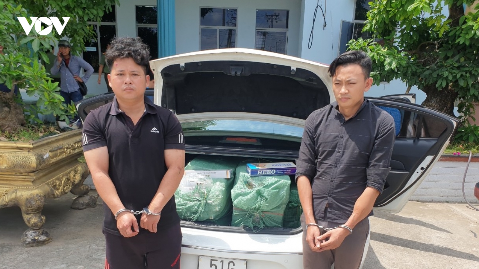 Bắt gọn 2 đối tượng bỏ chạy cùng 6.000 bao thuốc lá lậu