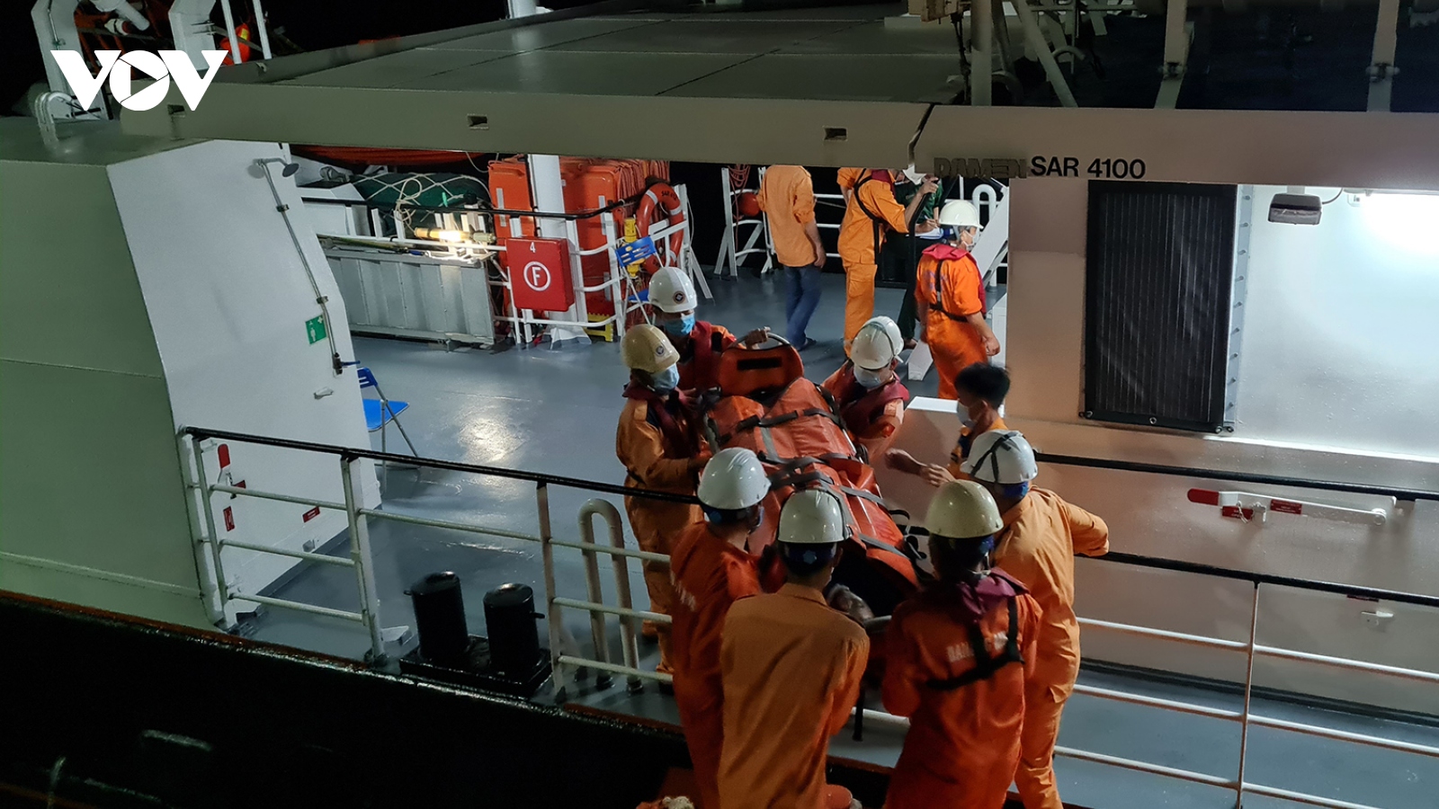 Xuyên đêm cứu 2 thuyền viên trên tàu cá bị tai nạn lao động trên biển