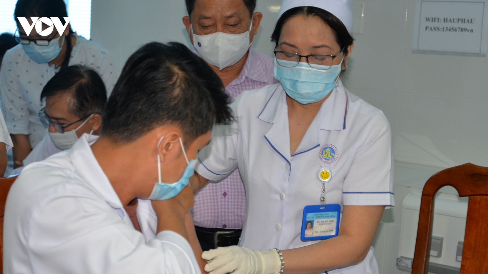 Vĩnh Long tiêm vaccine COVID-19 cho các cán bộ y tế tuyến đầu
