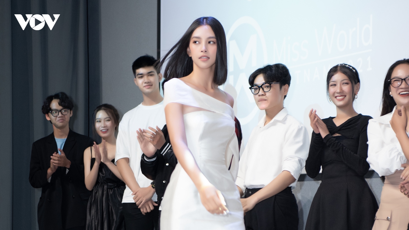 Tiểu Vy, Lương Thùy Linh trổ tài catwalk trong buổi giao lưu Miss World Vietnam 2021