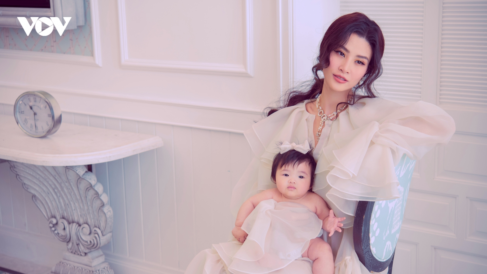 Con gái Đông Nhi gây “sốt” khi lần đầu làm mẫu cùng mẹ 