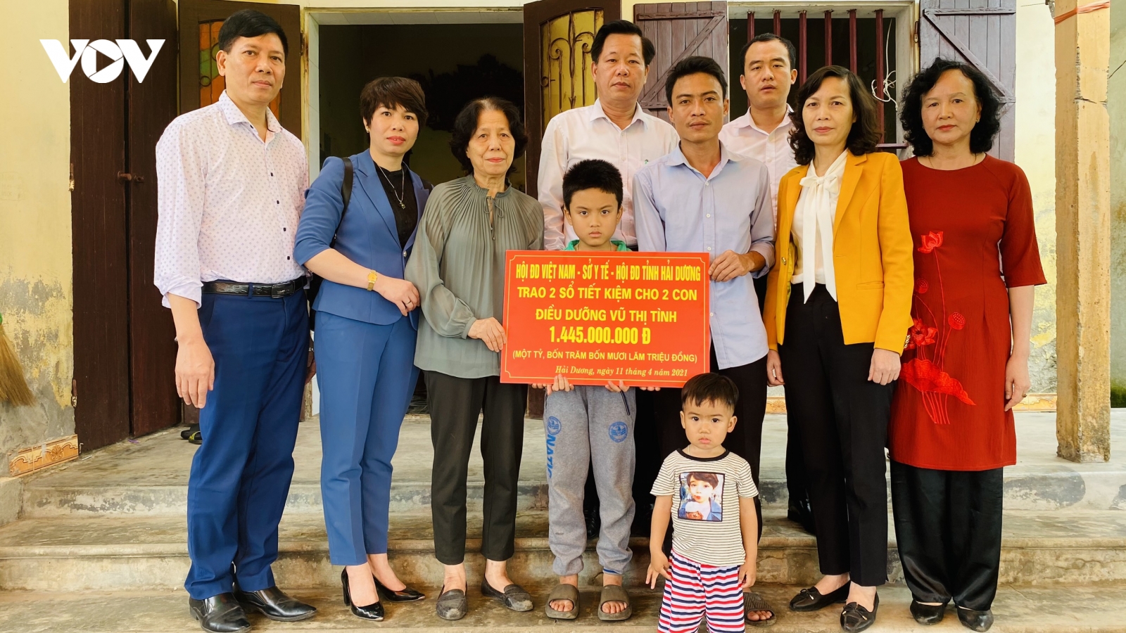 Trao sổ tiết kiệm hơn 1 tỷ đồng cho gia đình nữ điều dưỡng tử vong khi chống dịch