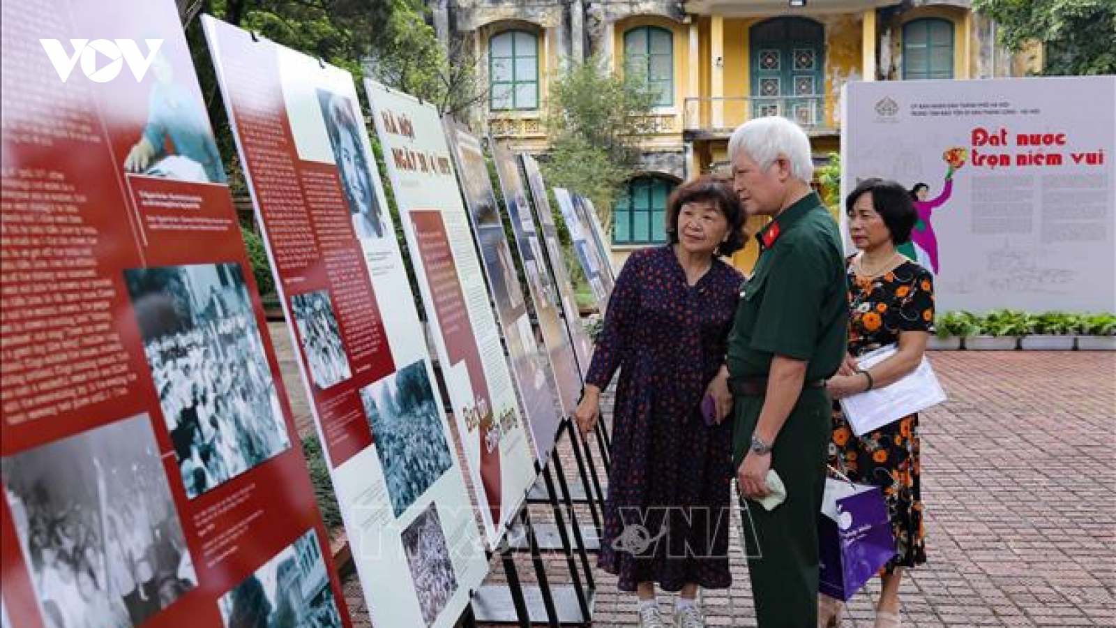 Triển lãm “Đất nước trọn niềm vui”