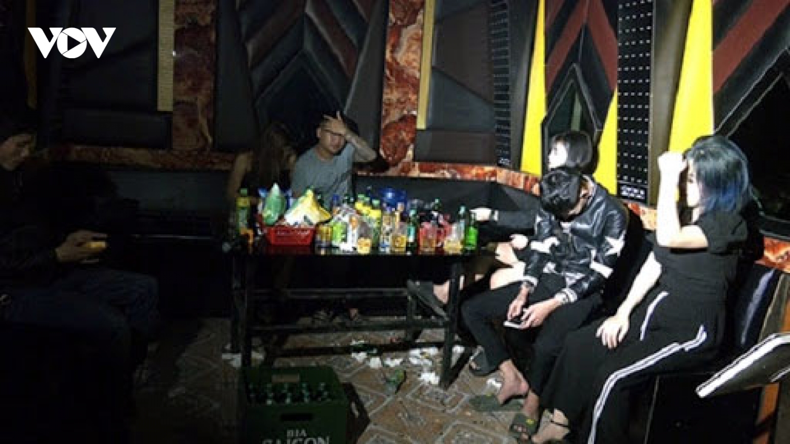 Phạt chủ quán karaoke vì mở cửa dịch vụ bất chấp lệnh cấm