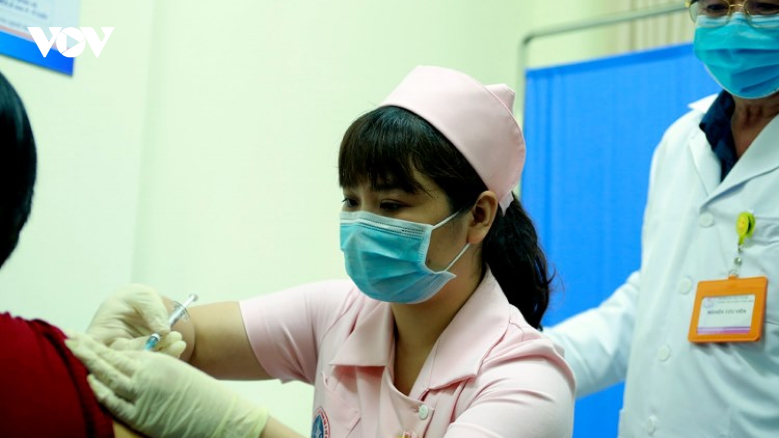 Sáng 12/4, 6 tình nguyện viên tiêm thử nghiệm mũi 2 vaccine COVIVAC