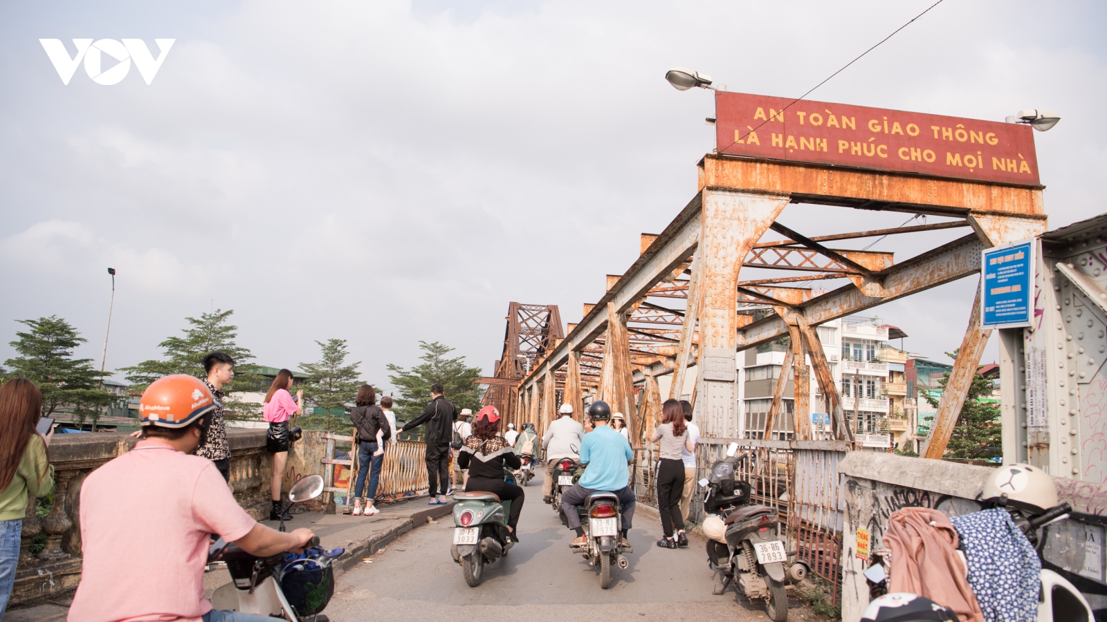 Cầu Long Biên xuống cấp trầm trọng, "gồng mình" đưa người qua sông