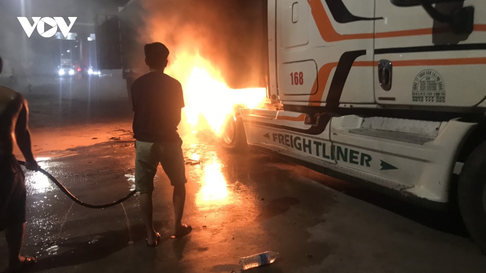 Xe container nổ lốp, bốc cháy ngùn ngụt trên cao tốc