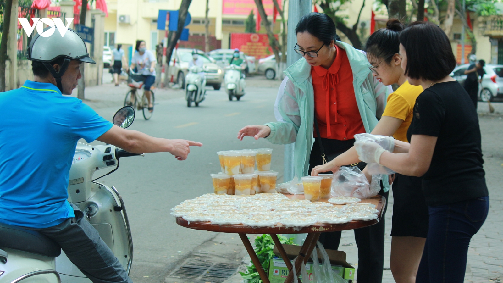 Người Hà Nội dậy sớm chuẩn bị bánh trôi, bánh chay cho Tết Hàn thực