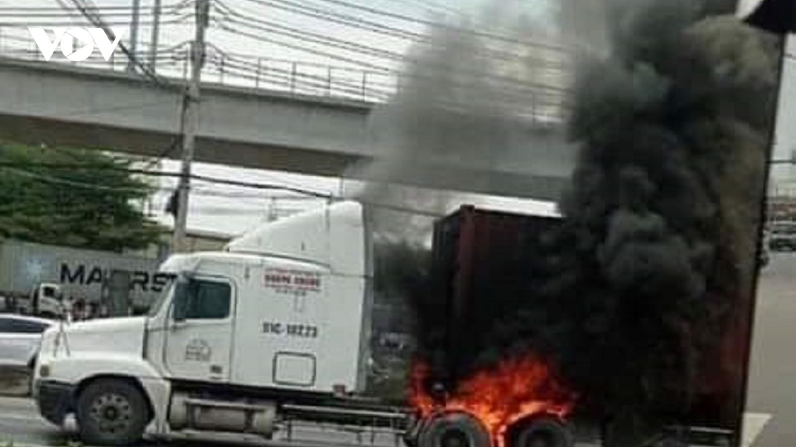 Đang dừng đèn đỏ, xe container bốc cháy dữ dội trên Xa lộ Hà Nội