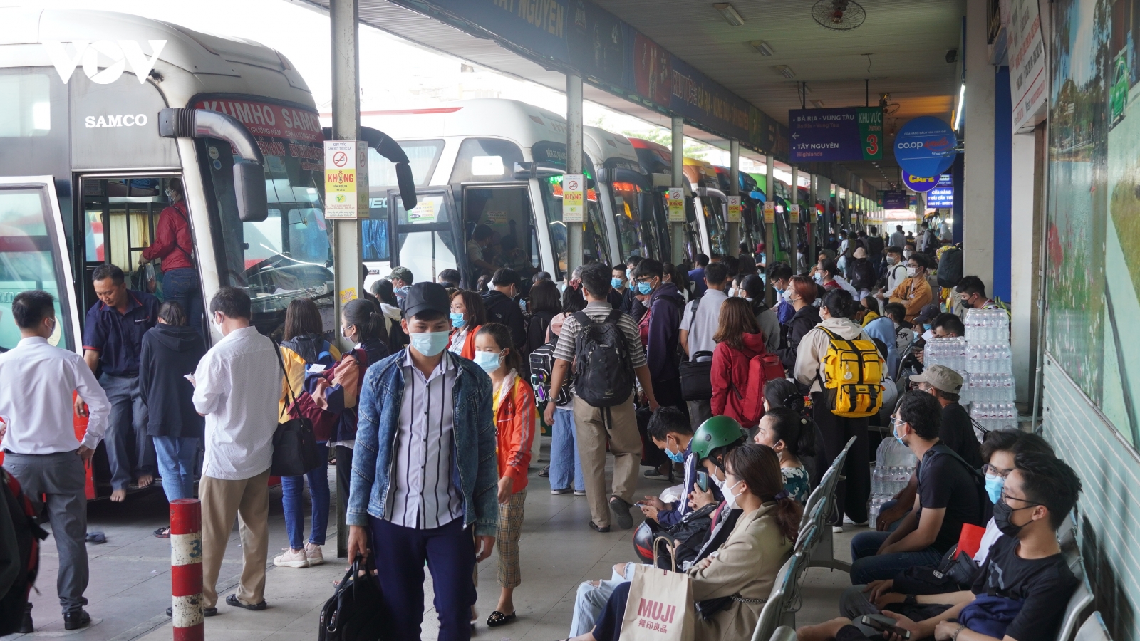 Bến xe đông, các cửa ngõ TP.HCM ùn tắc trước ngày nghỉ lễ 30/4 và 1/5