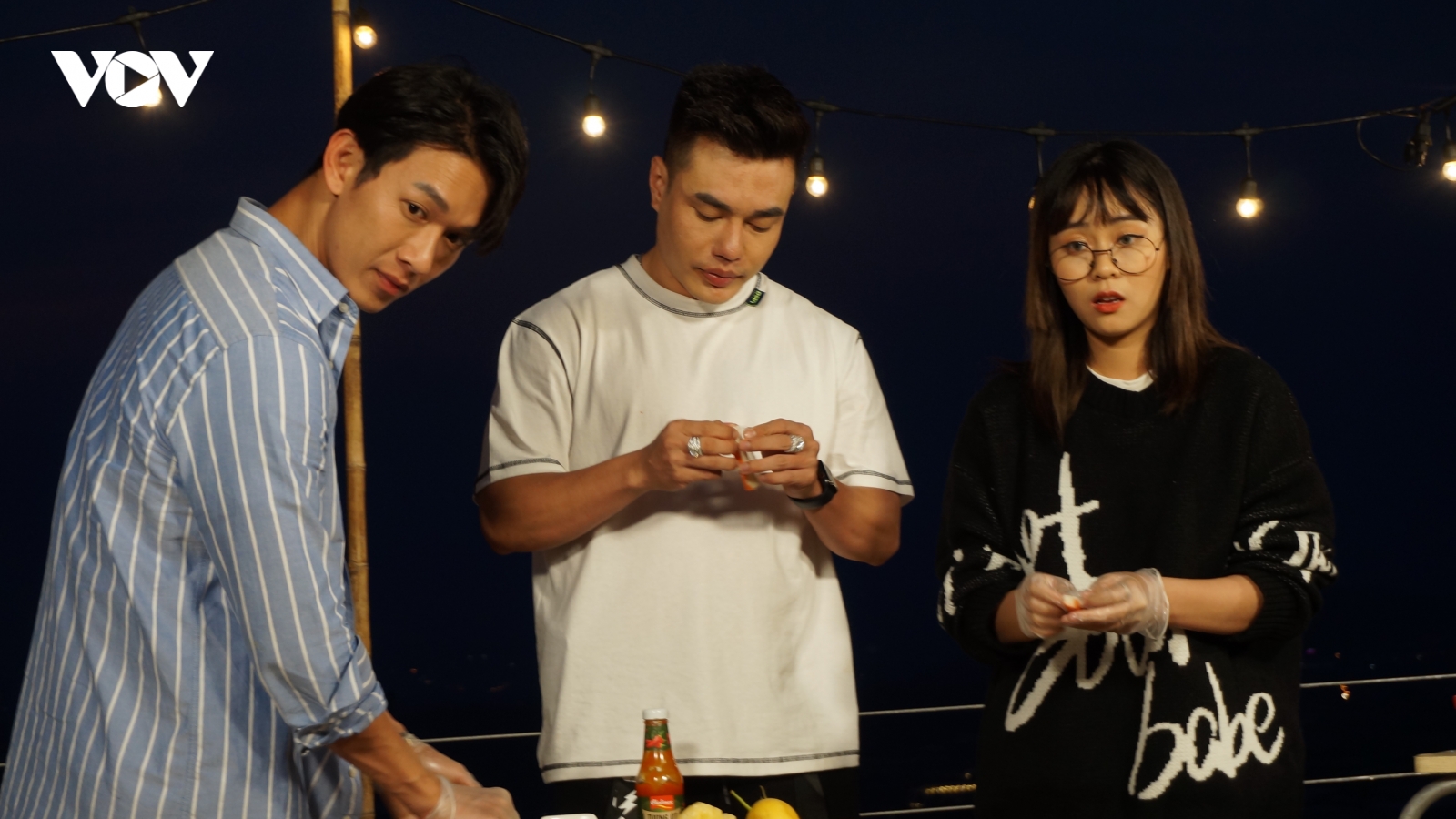 Song Luân, Lê Dương Bảo Lâm mê mẩn món kem hoa khô ở Đà Lạt