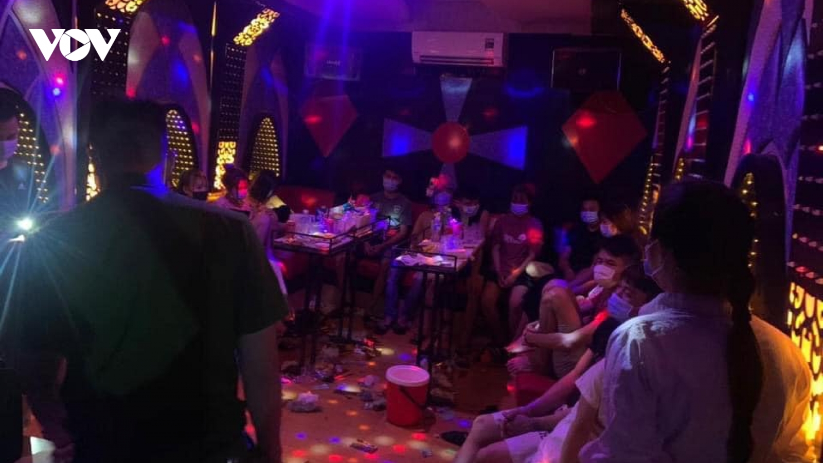 13 thanh niên tụ tập "bay lắc" trong quán karaoke ở Hà Nội