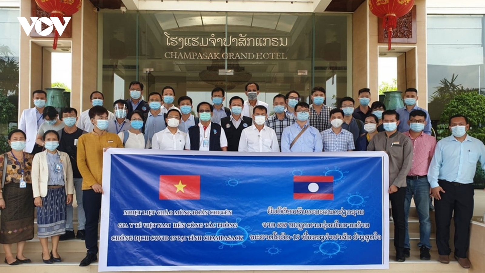 Đoàn bác sĩ, chuyên gia Việt Nam hỗ trợ Lào chống dịch COVID-19