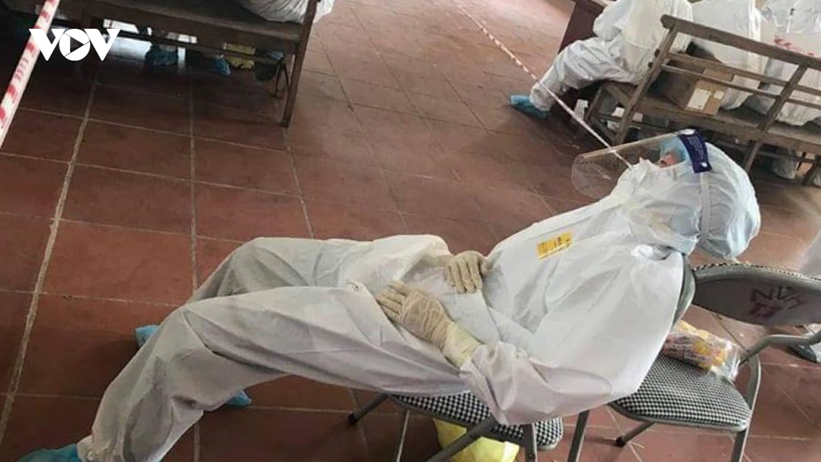 Miệt mài “đi từng ngõ, gõ từng nhà” ở tâm dịch Bắc Giang để thực hiện test nhanh 