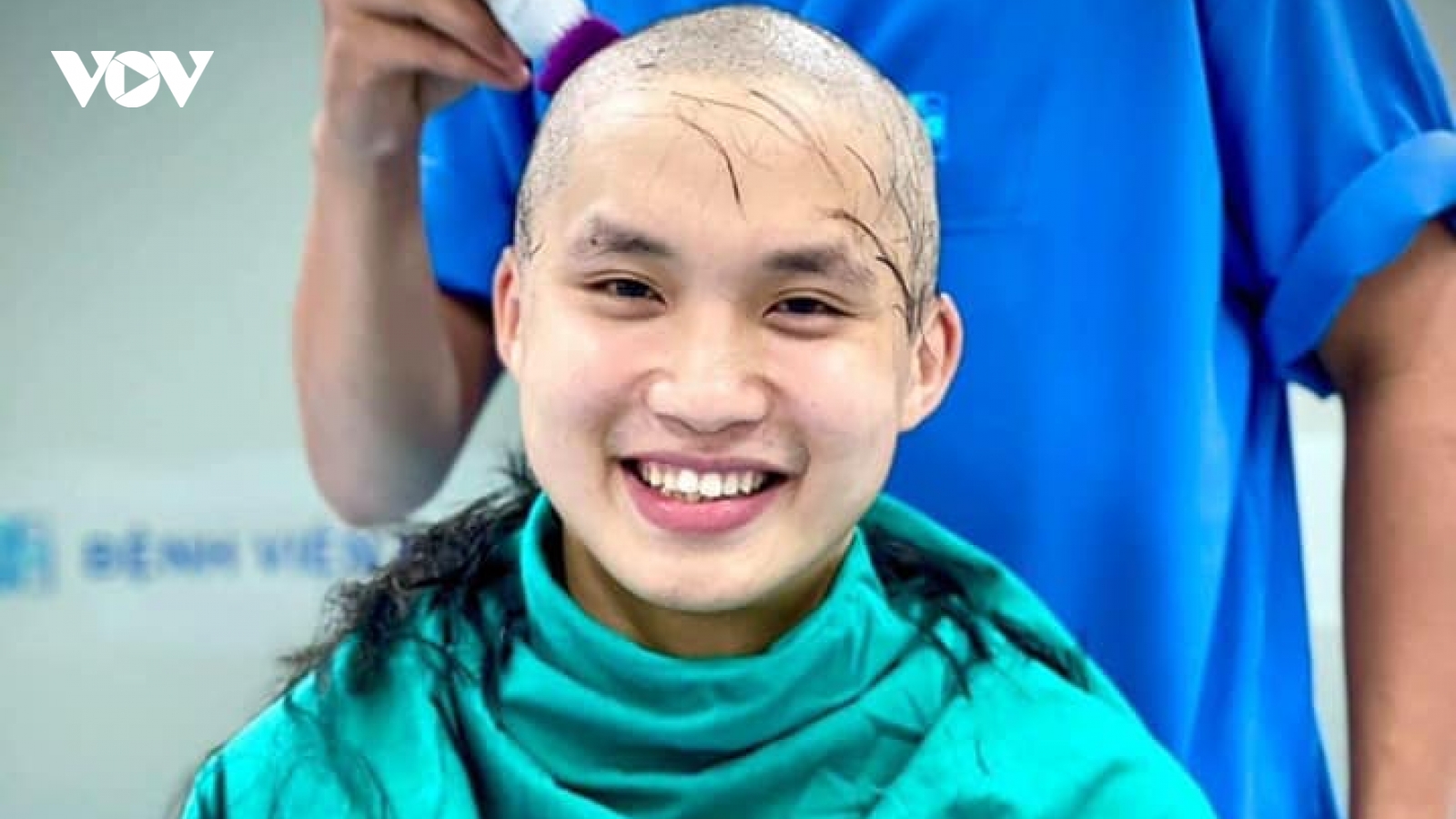 Xúc động hình ảnh bác sĩ cạo trọc đầu trước khi vào tâm dịch Bắc Giang