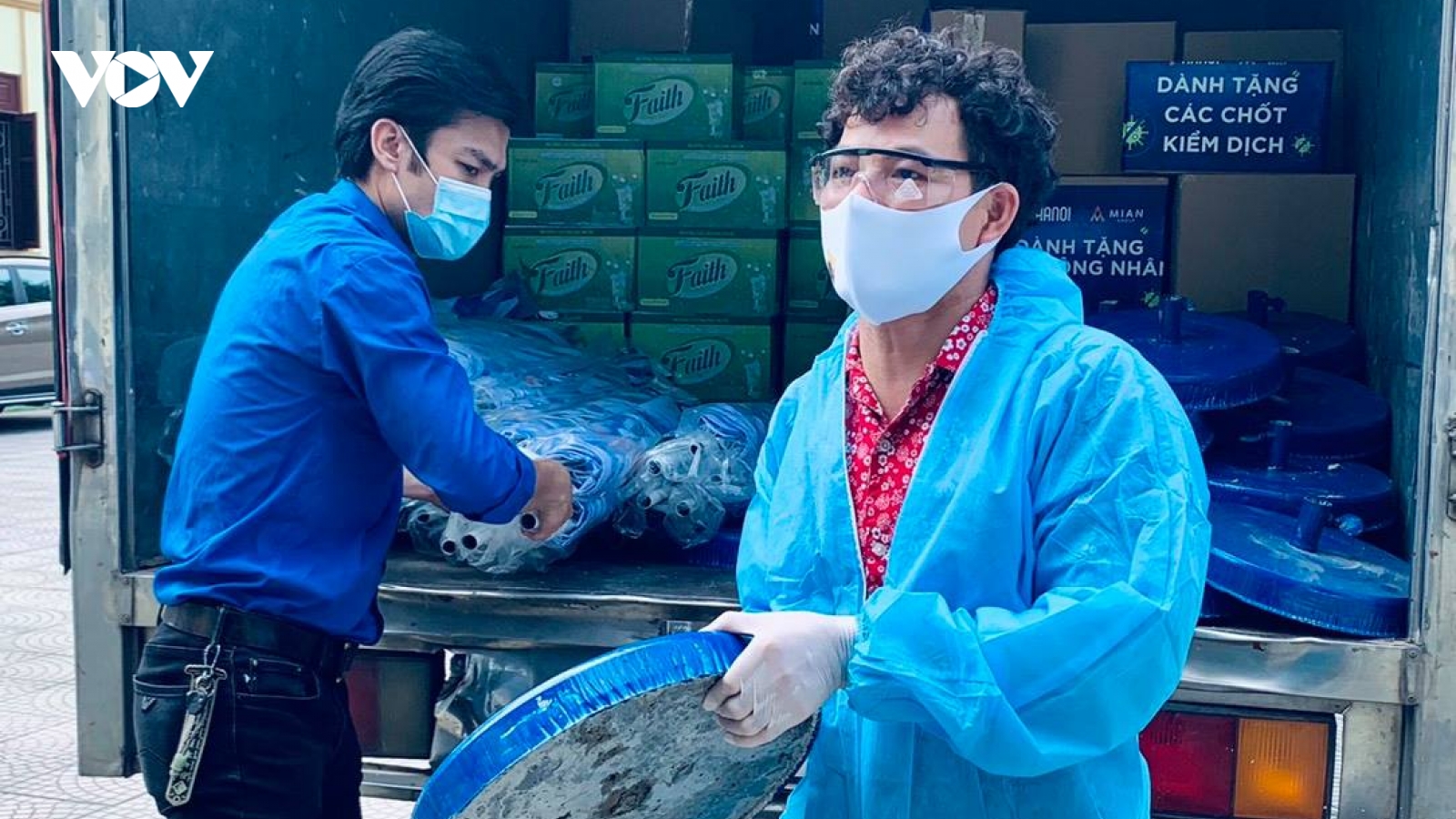 Tự Long, Xuân Bắc cùng Hội Nghệ sĩ Sân khấu VN quyên góp ủng hộ Bắc Ninh, Bắc Giang
