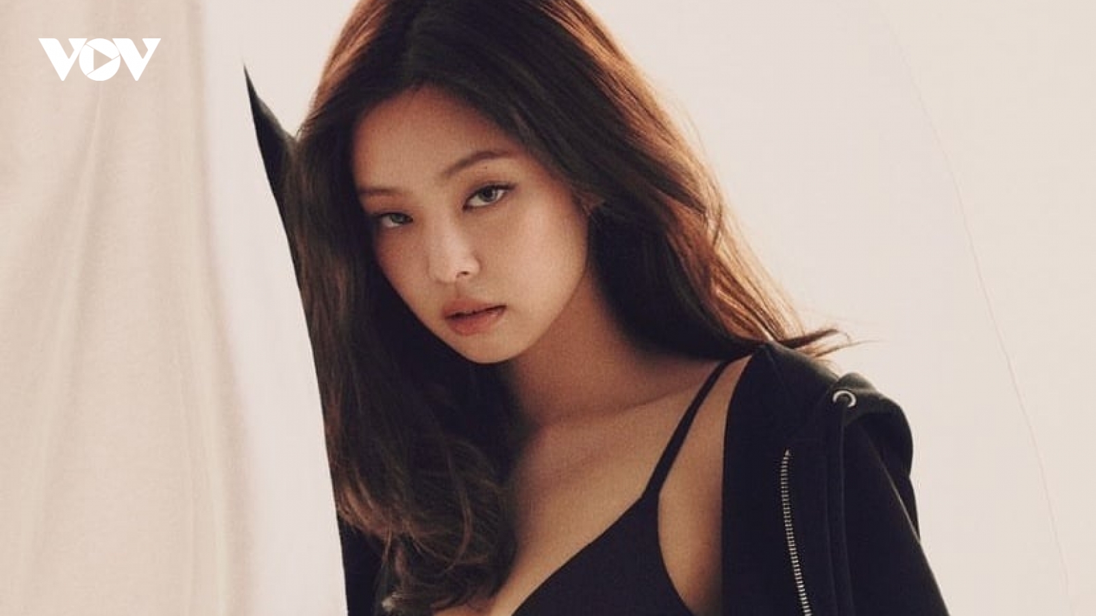 Jennie (BLACKPINK) gợi cảm, khoe đường cong nóng bỏng trong loạt ảnh thời trang