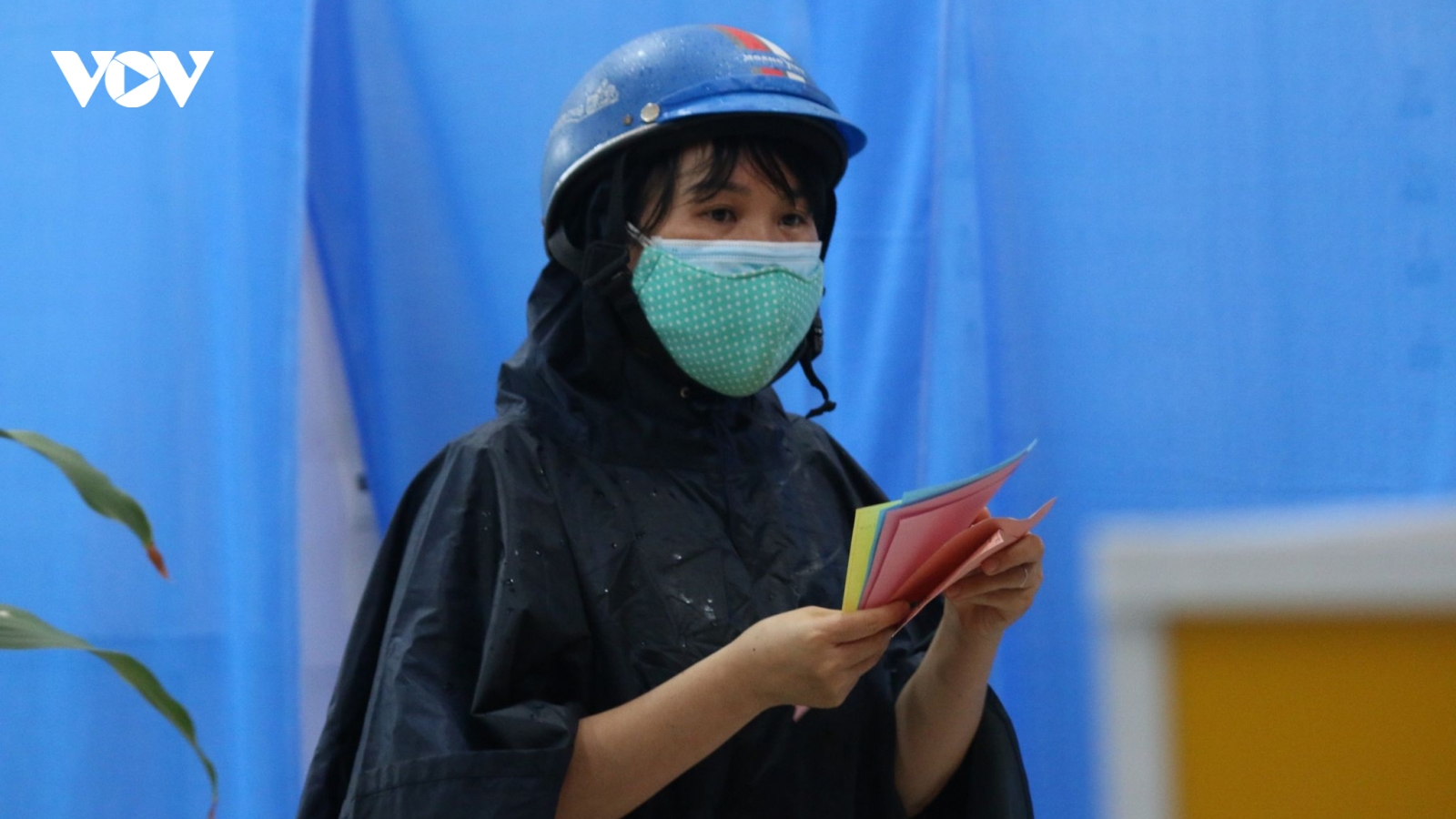 Cử tri TPHCM "đội mưa" đi bỏ phiếu
