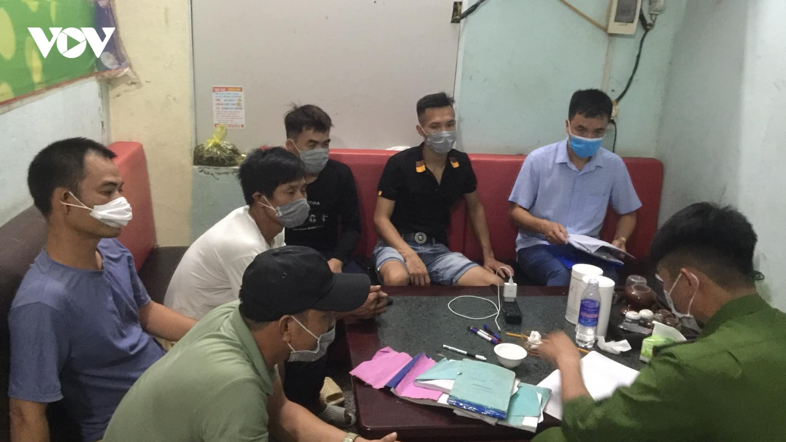 12 người bị xử phạt, buộc cách ly tập trung vì tụ tập hát Karaoke