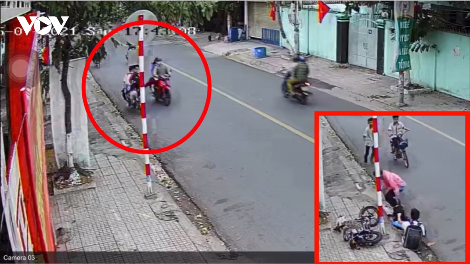 Lập biên bản vi phạm với đối tượng đi xe máy đạp ngã hai học sinh xuống đường