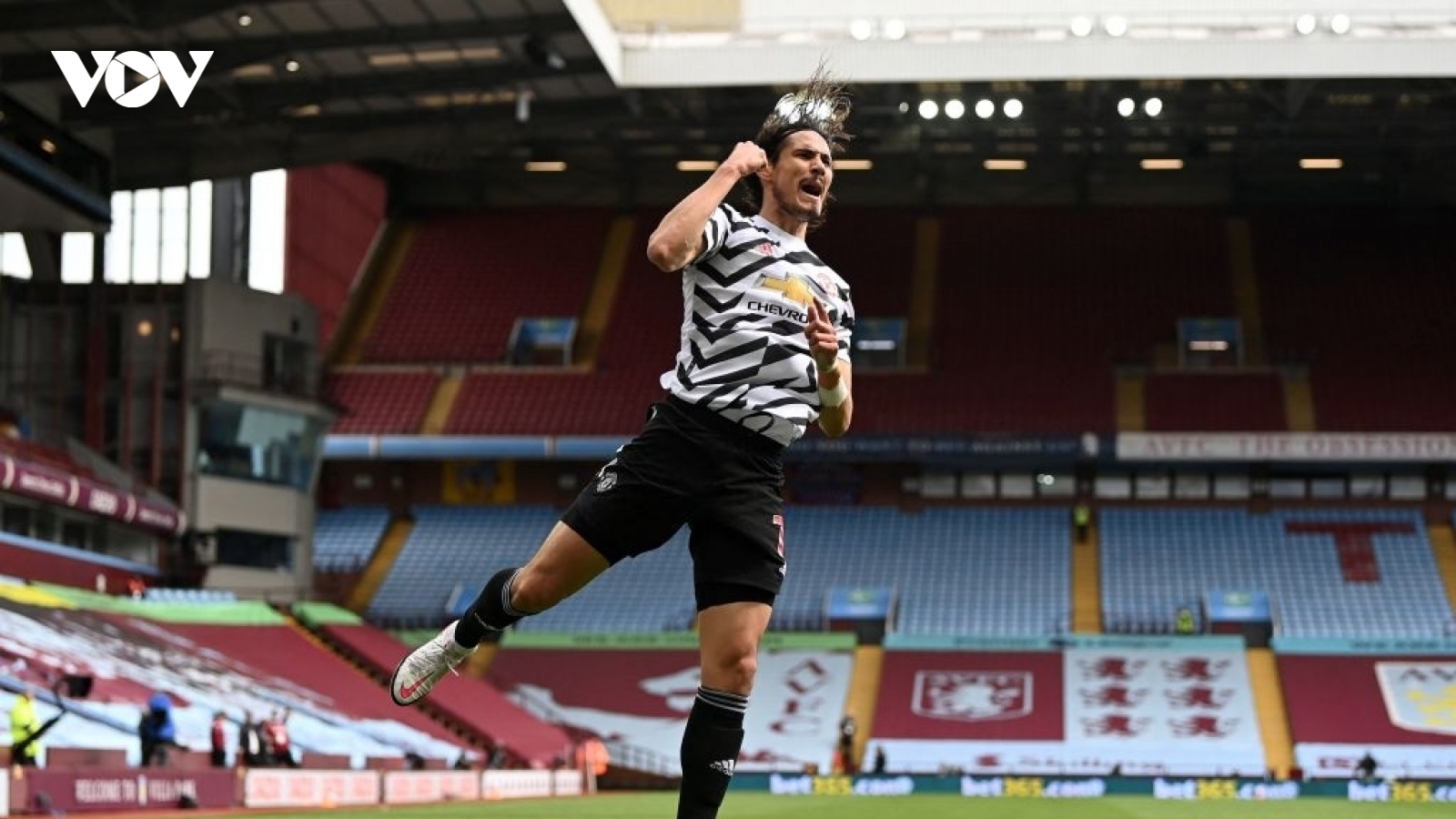 Aston Villa nhận cái kết đắng vì chọc giận MU, Cavani lại lập kỷ lục