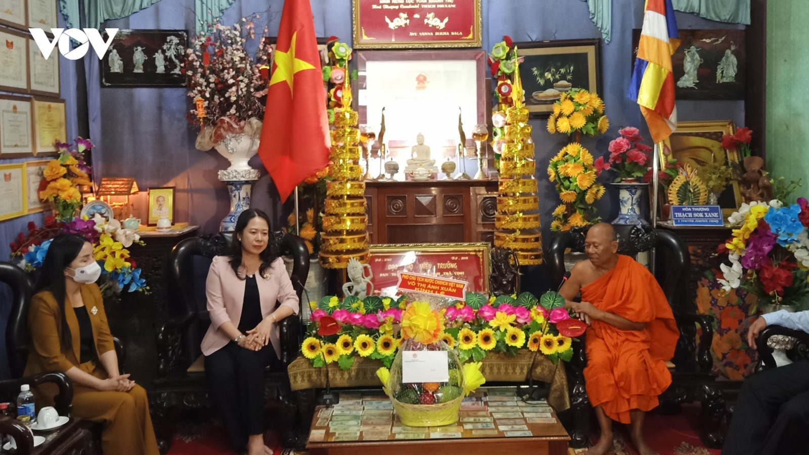 Phó Chủ tịch nước đến thăm, chúc mừng Đại Lễ Phật đản tại Trà Vinh