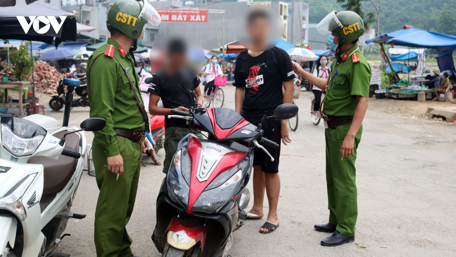 Hàng chục trường hợp ở Lào Cai bị phạt 2 triệu đồng vì không đeo khẩu trang