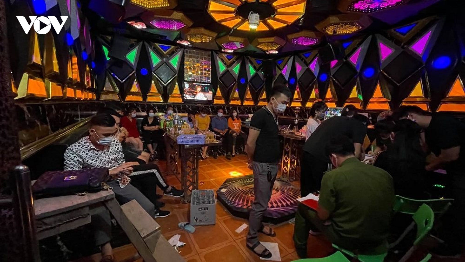 2 quán Karaoke và 17 người hát tại Sơn La bị xử phạt vì vi phạm chống dịch