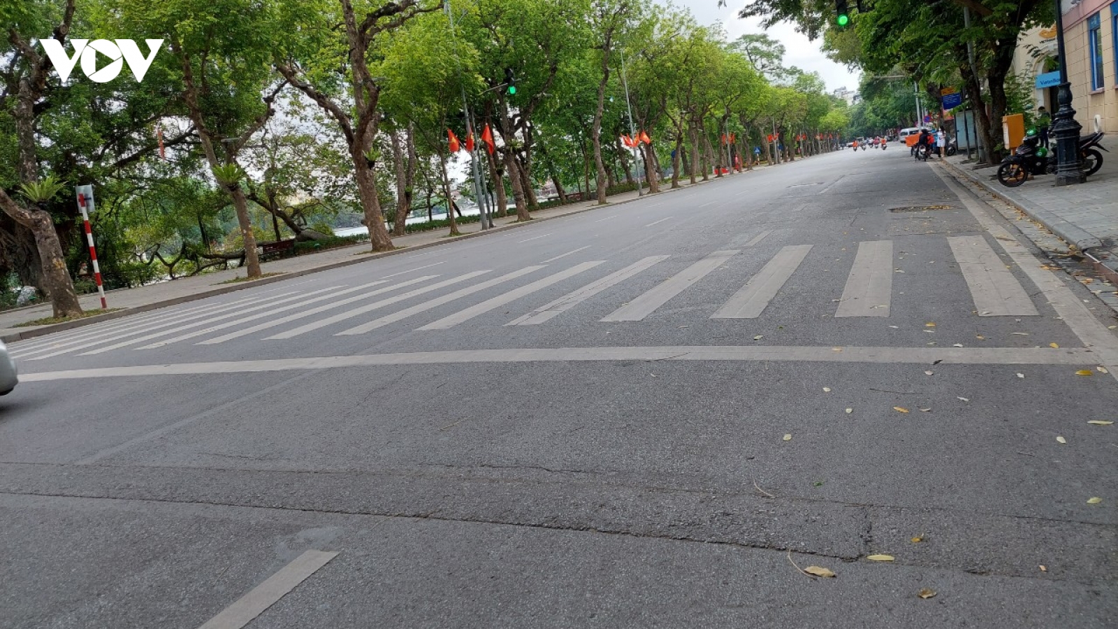 Phố xá Hà Nội lại vắng vẻ, đìu hiu vì Covid-19