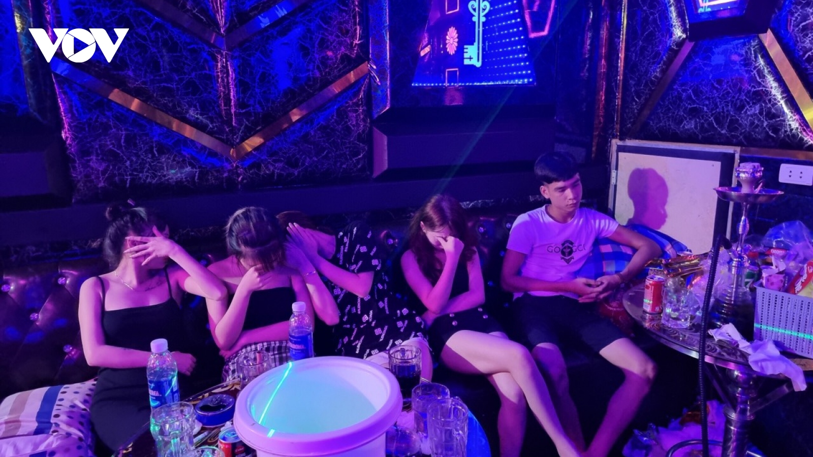 Bắt quả tang 33 thanh niên sử dụng ma tuý trong phòng karaoke tại Bắc Ninh