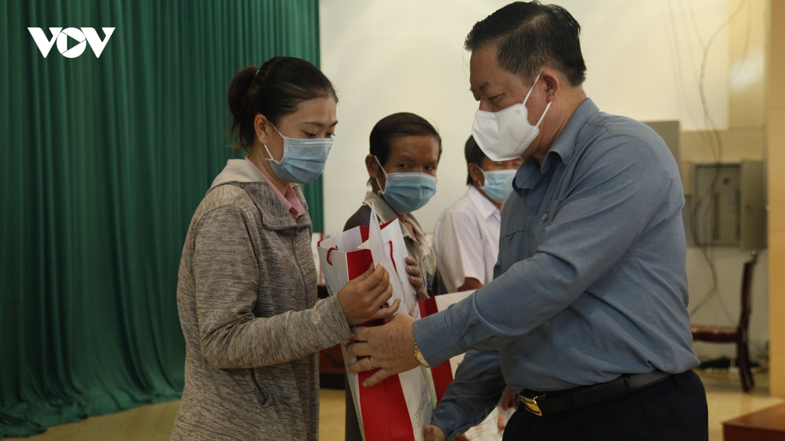 Ông Nguyễn Trọng Nghĩa tặng quà cho gia đình chính sách, hộ nghèo tại Tiền Giang