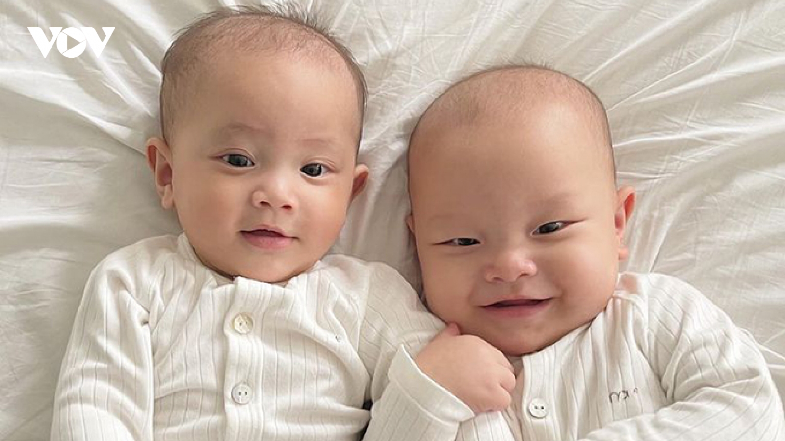 Chuyện showbiz: 6 tháng tuổi, con trai Hồ Ngọc Hà biết làm trò đáng yêu