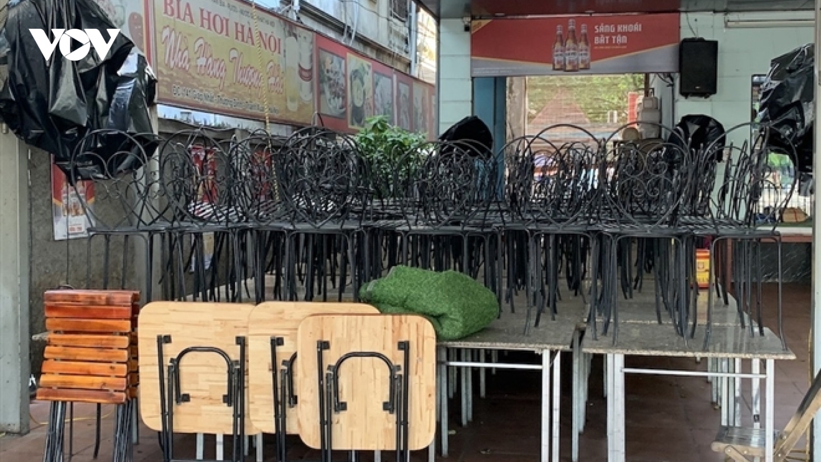 Loạt quán bia lớn ở Hà Nội 'vườn không nhà trống' giữa mùa hốt bạc