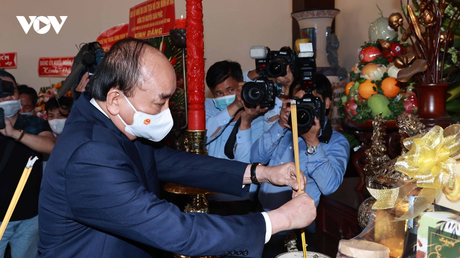 Chủ tịch nước Nguyễn Xuân Phúc dâng hương tưởng nhớ Chủ tịch Hồ Chí Minh