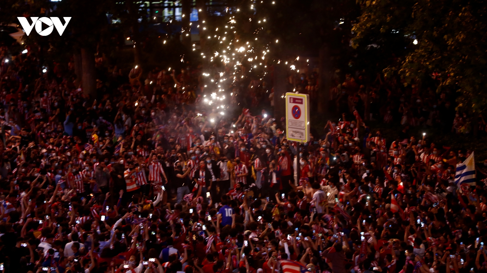 CĐV Atletico "phủ kín" đường phố Madrid mừng chức vô địch La Liga 2021
