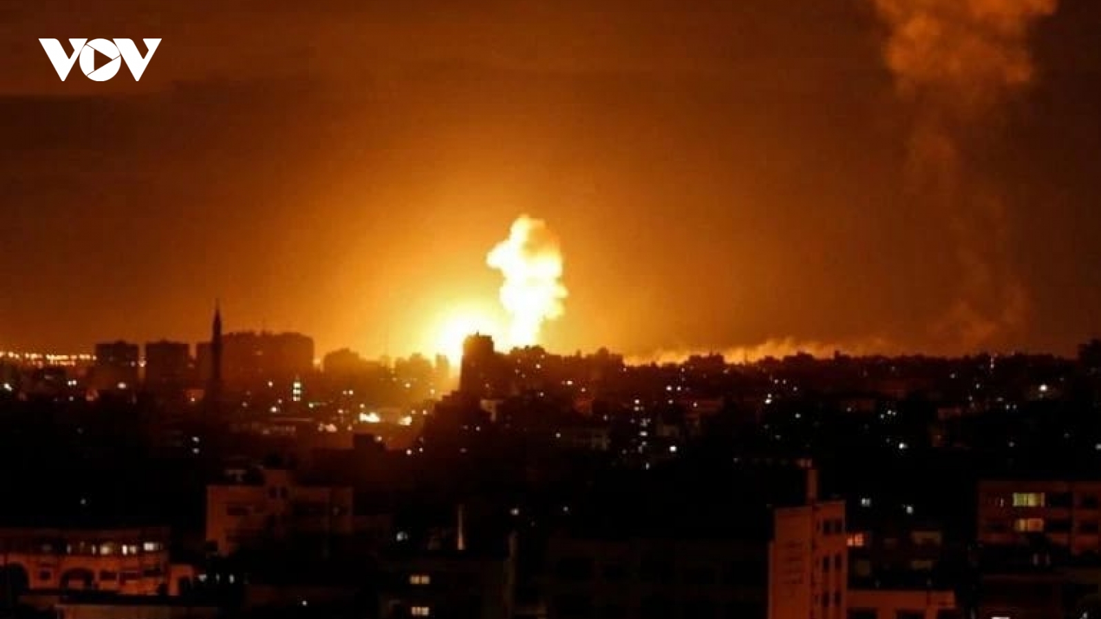 Bể trữ dầu của Israel trúng tên lửa từ Gaza, phát nổ và bốc cháy dữ dội