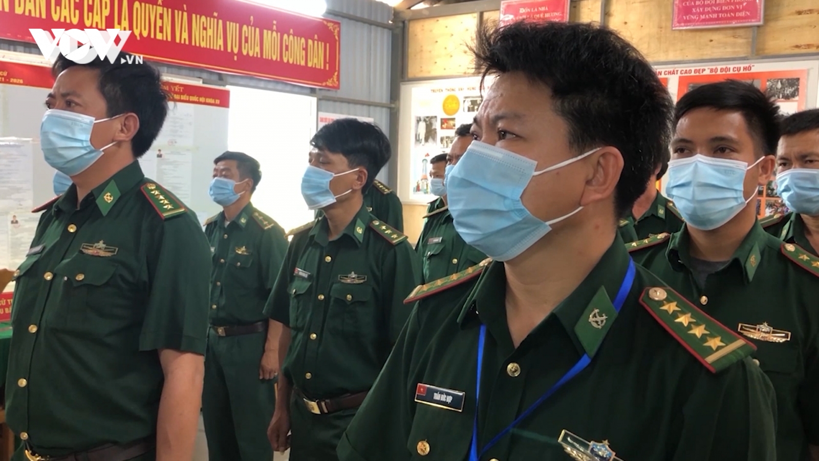 Cán bộ chiến sĩ đồn biên phòng cửa khẩu quốc tế Cha Lo vừa cắm chốt vừa bầu cử