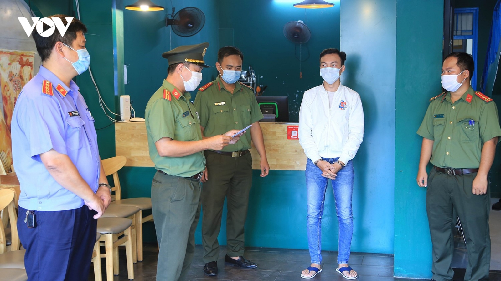 Bắt Giám đốc Công ty bảo lãnh cho người nước ngoài nhập cảnh với mác “chuyên gia”
