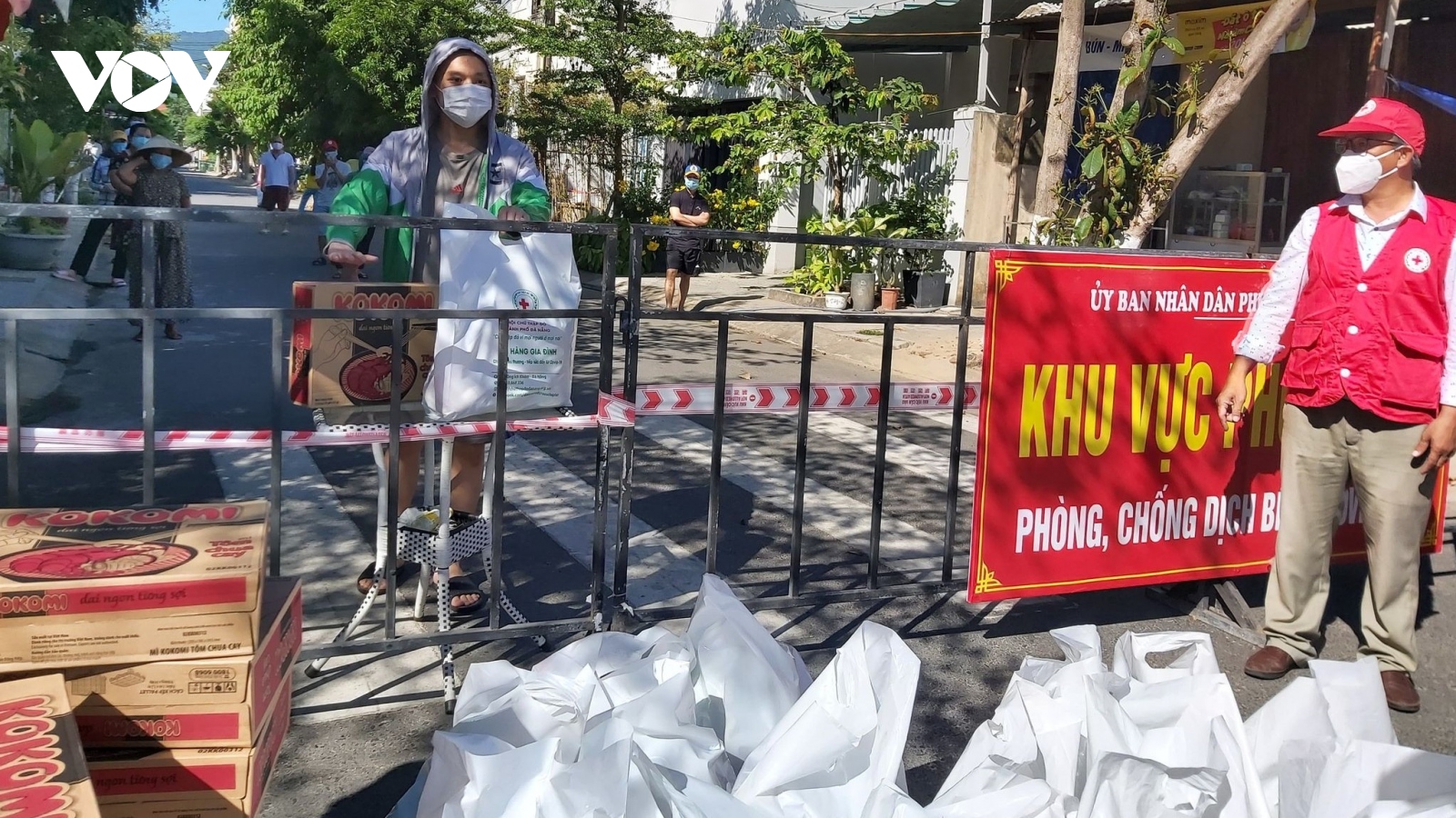 Hỗ trợ 2.000 túi hàng gia đình cho các hộ dân khó khăn ảnh hưởng dịch Covid-19 