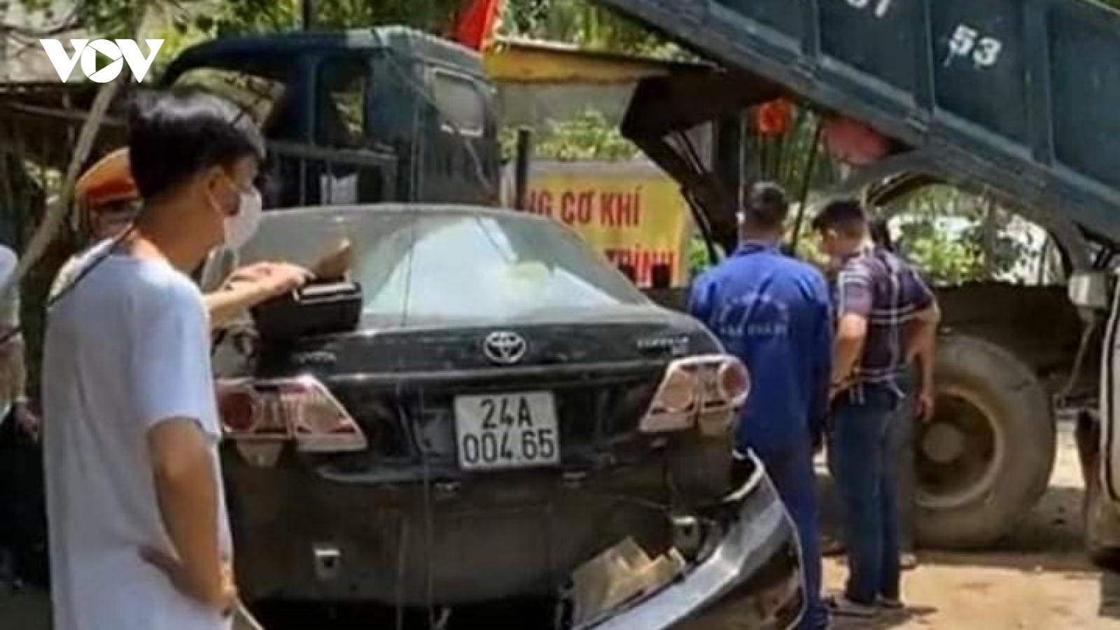 Xe ô tô mất lái lao qua đường gây tai nạn liên hoàn