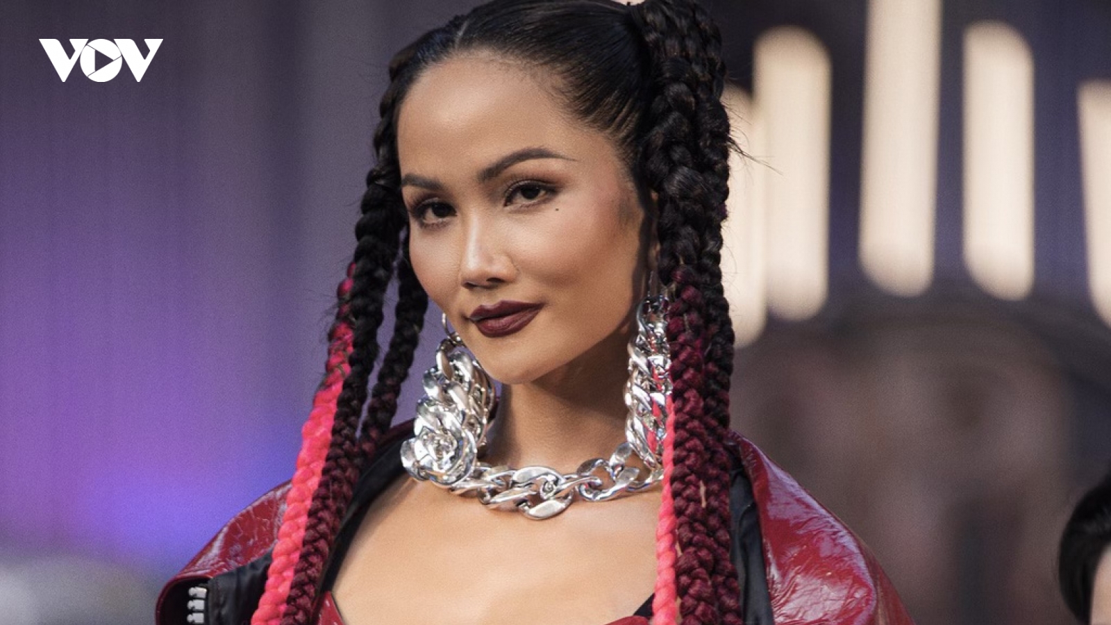 Chuyện showbiz: Hoa hậu H' Hen Niê lộ da sần và nếp nhăn khi để mặt mộc