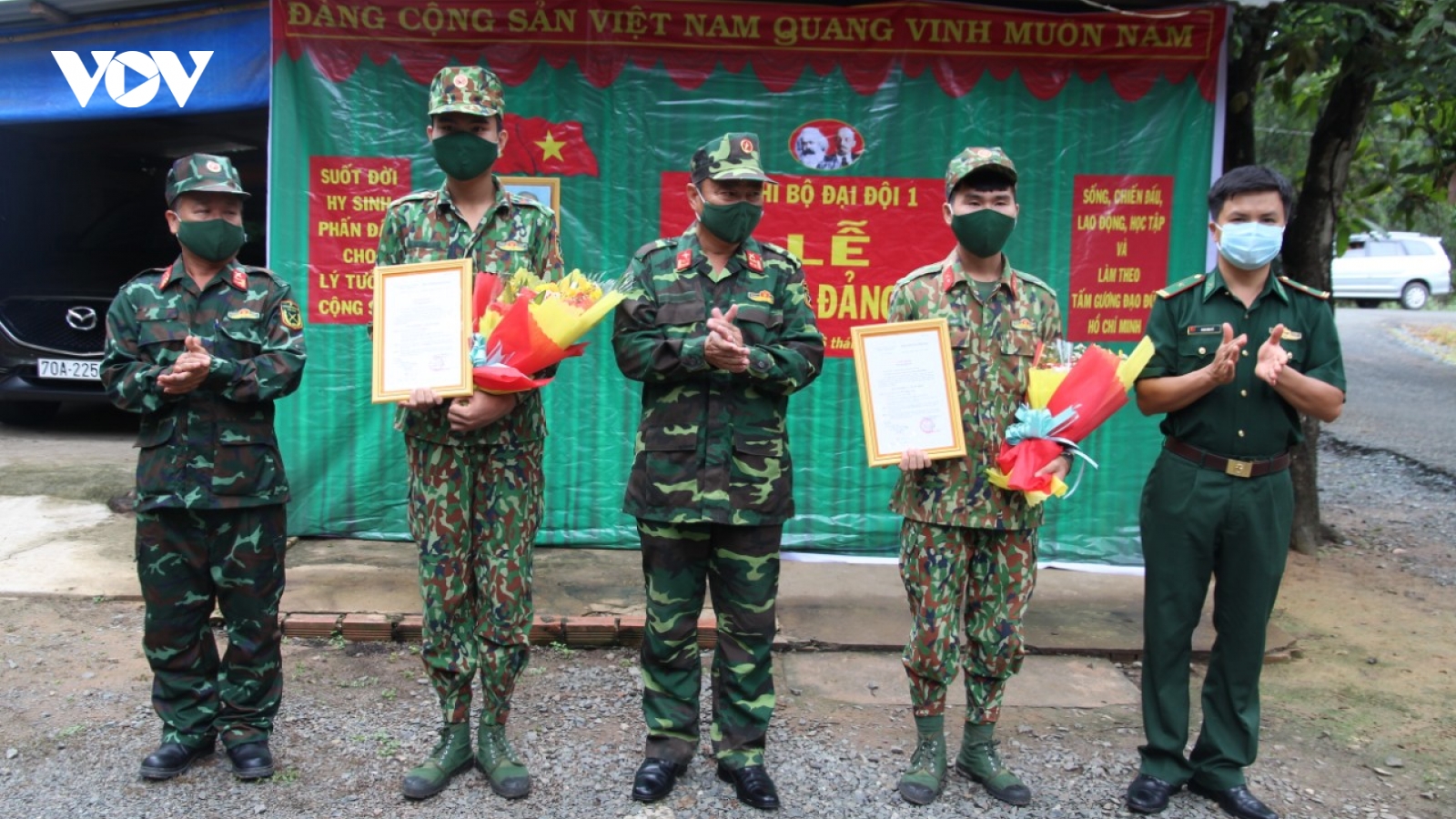 Lễ kết nạp đảng viên nơi tuyến đầu phòng, chống Covid- 19