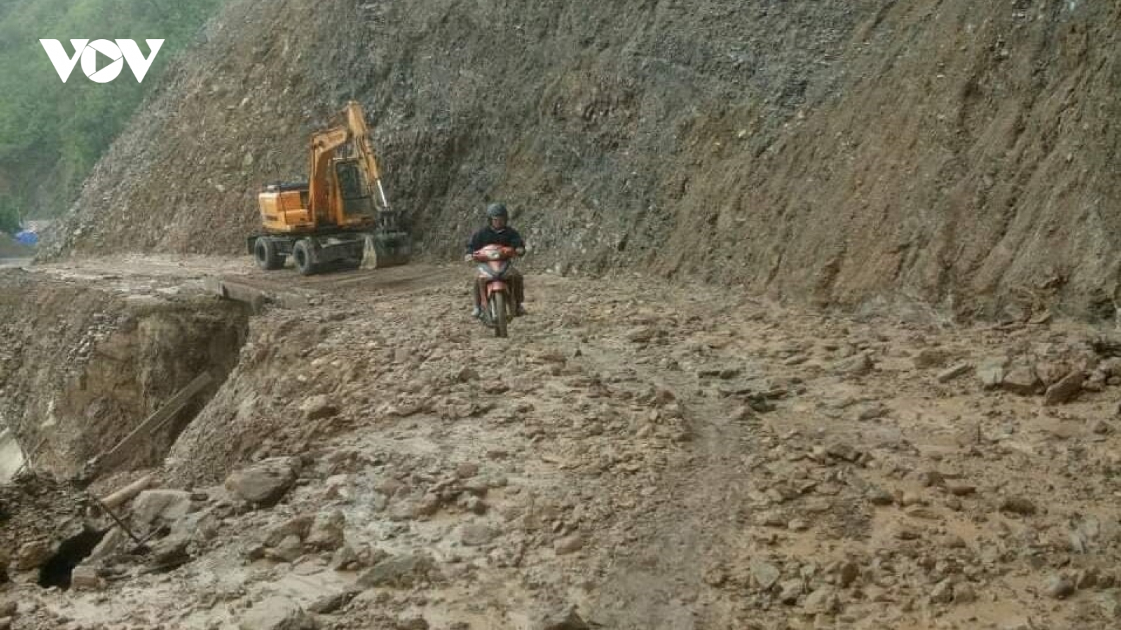 Mưa lớn tại Lai Châu gây sạt lở, ách tác giao thông trên tỉnh lộ 128