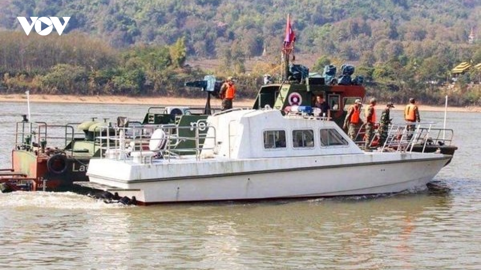 Lào siết biên giới chặn Covid-19 từ ngoài, Nhật Bản xử lý nạn lừa đảo ưu tiên tiêm vaccine
