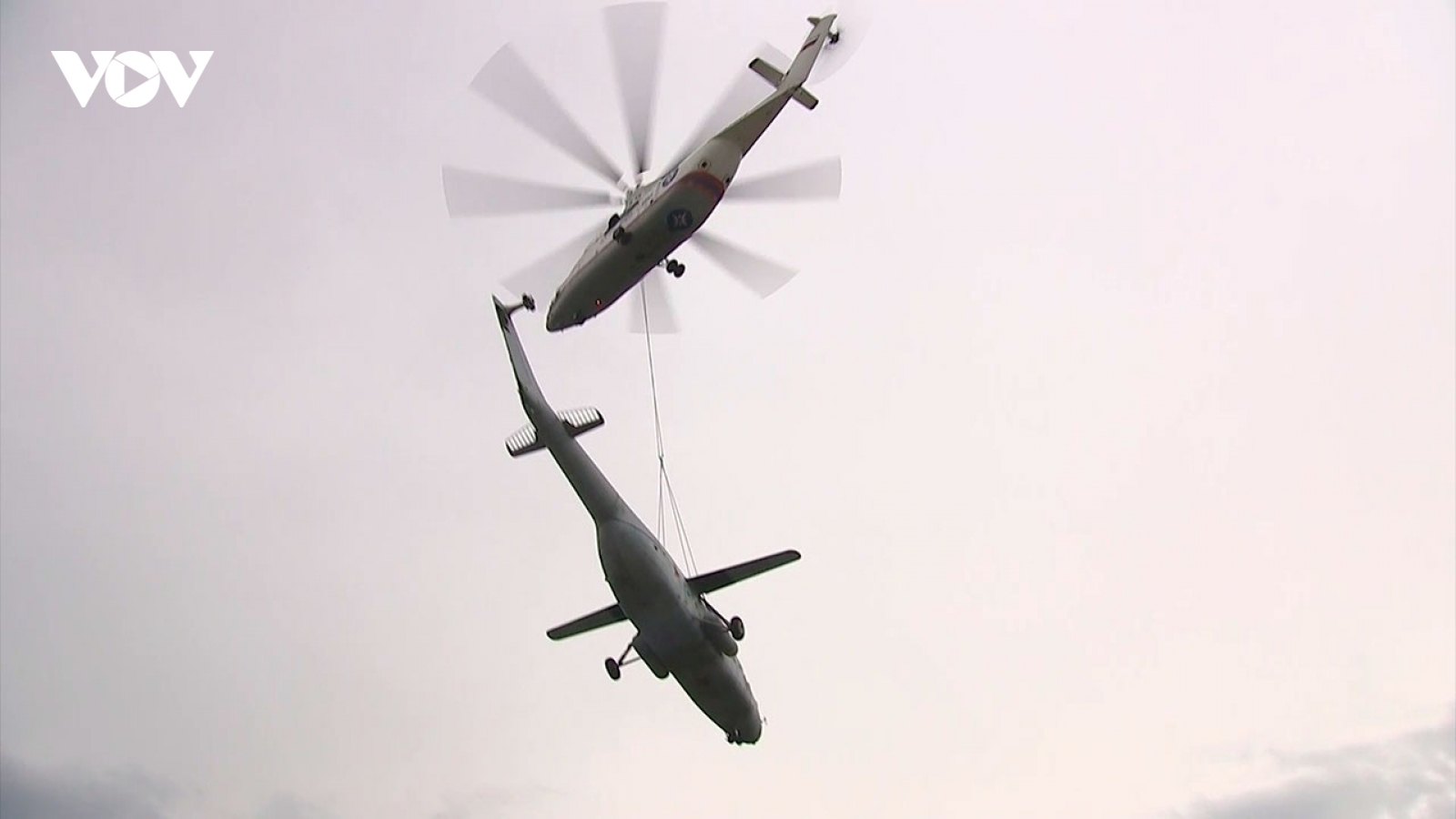 Trực thăng vận tải Mi-26 của Nga vận chuyển “huyền thoại” Mi-6 bằng cáp treo